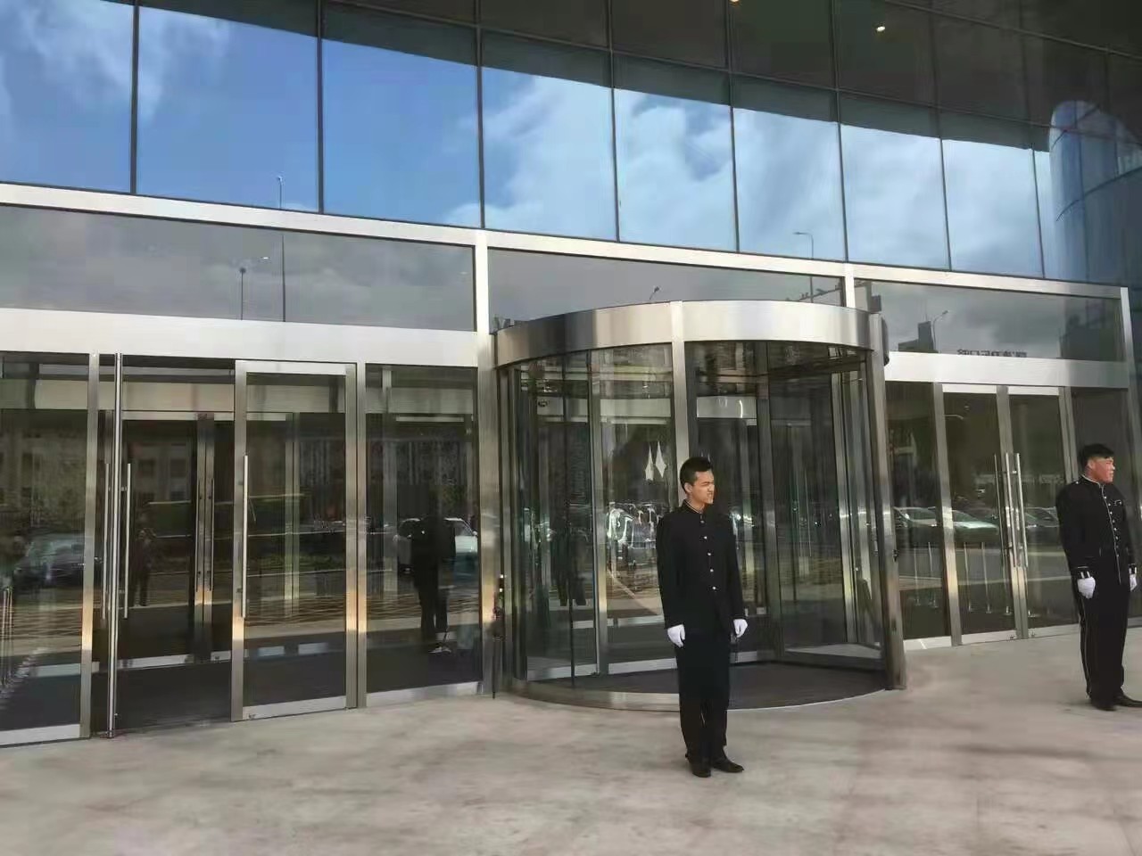兩翼旋轉(zhuǎn)門